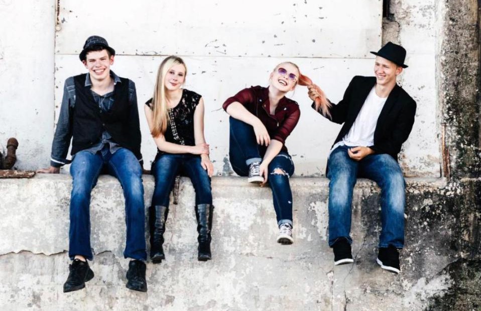 photo montrant des ados assis