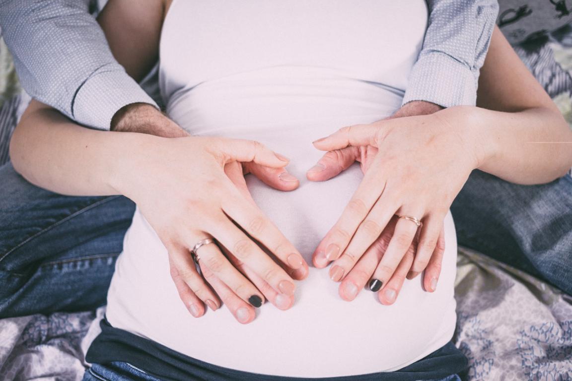 photo d'un ventre de femme enceinte